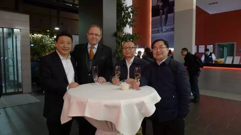 ȫ��д��¥�ֻ�Ӧ���μ�Ŧ�ױ������Ŵ�Ļǽչ����