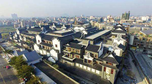 ��ɽ�����������15���м���ɫС��