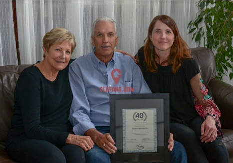 加拿大70岁房产经纪人火了 庆祝在21世纪不动