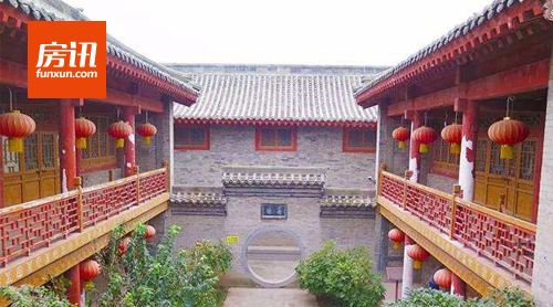 �����Ͻ��أ������ںϴ�����ɫ����С��