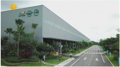 森林城市的装配式建筑基地 中国智造实现当地技术转型 促进中马文化交流 工厂的投产为当地创造大量的就业机会。基地投产以来,森林城市聘用大量当地员工,以一期工厂为例,当地员工占比约90%。同时,森林城市为员工提供技术和管理方面的系统培训。本地的员工们可以学习先进的建筑技术及中国的管理方法,提升自身质素。郑修强拿督认为,基地投产除了带动当地就业,更是让提升了人民的思想,让当地工人跟上技术的转型。 森林城市的到来掀起当地学习中文的热潮。为促进中马文化交流,森林城市聘请多位老师在当地5所学校开设长达
